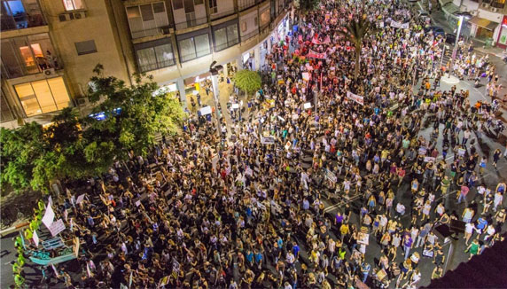 10000-ljudi-na-protestu-3.jpg